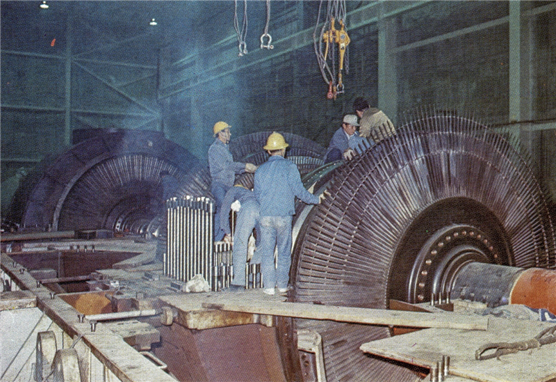 1976年，核一廠汽輪發電機安裝。
