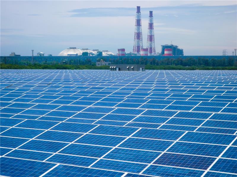 今日全國用電創歷史新高，晴朗高溫也帶來將近180萬瓩的太陽光電供電能力，圖為台電永安鹽灘地太陽光電。