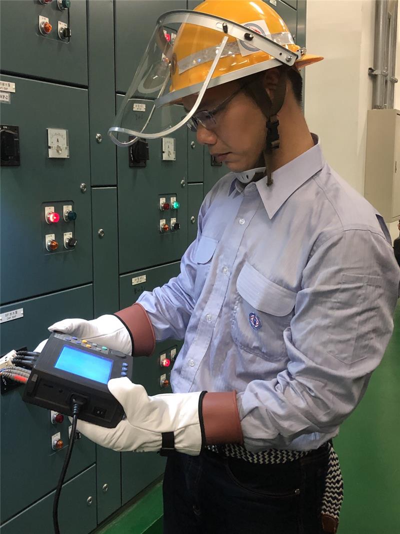節能診斷員進行冰水主機耗電量檢測作業，以電力分析儀量測電壓電流功率
