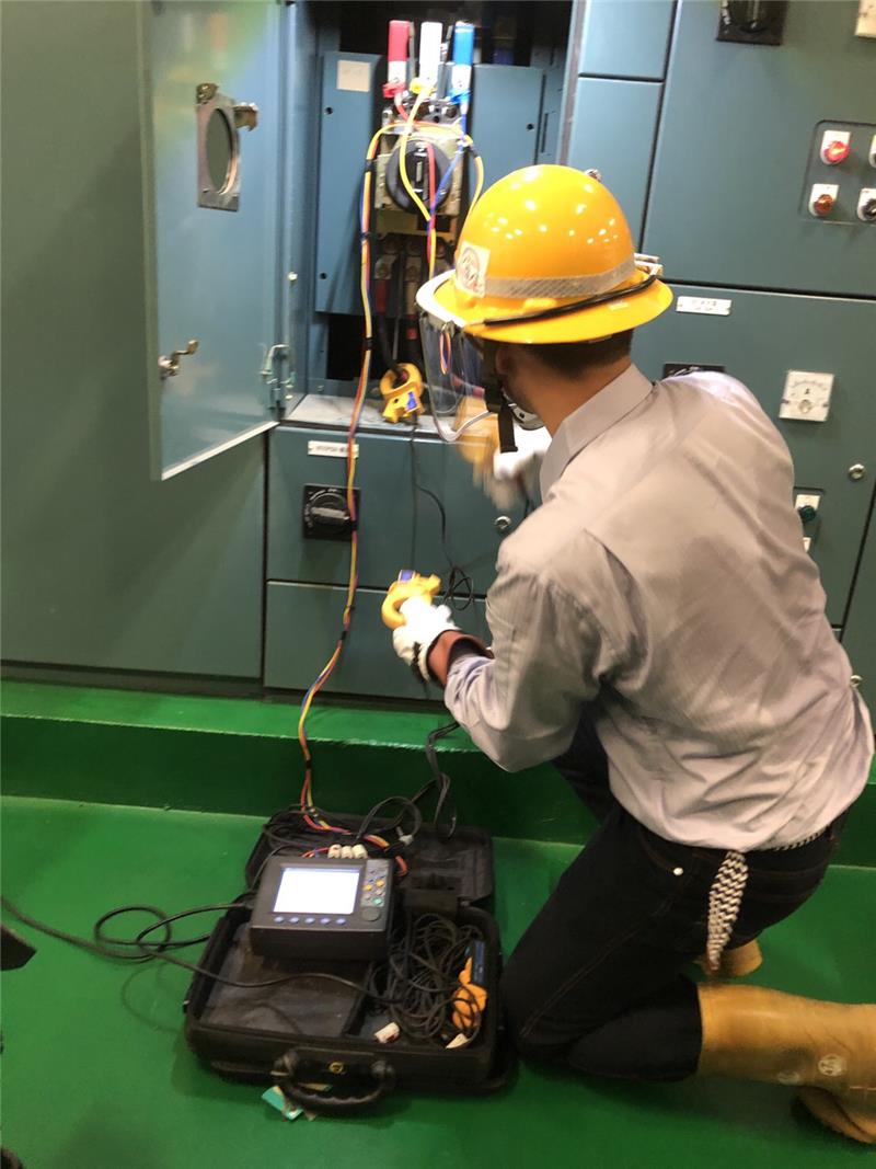 節能診斷員進行冰水主機耗電量檢測作業，以電力分析儀量測電壓電流功率