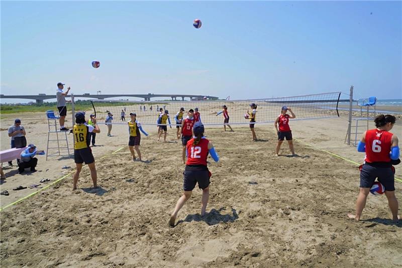 圖說:台電女子排球隊球員淨灘後，在乾淨美麗的沙灘施展招牌致勝球技，都直呼「超有fu」。