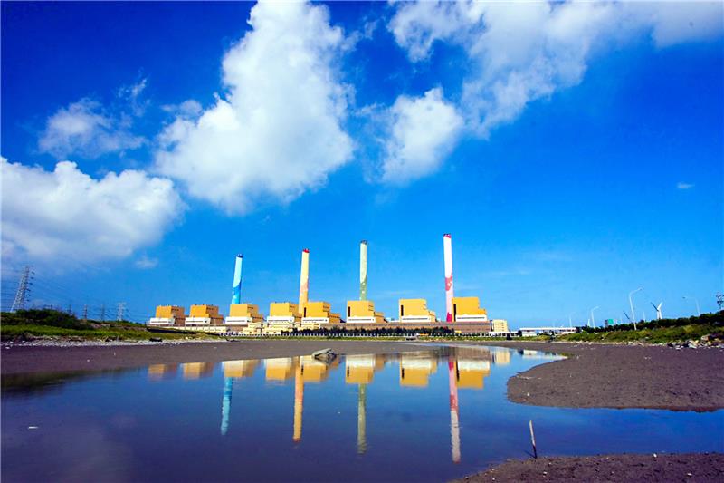 台電公司努力兼顧供電與環保，開始執行環保停機新措施。圖為台中電廠。