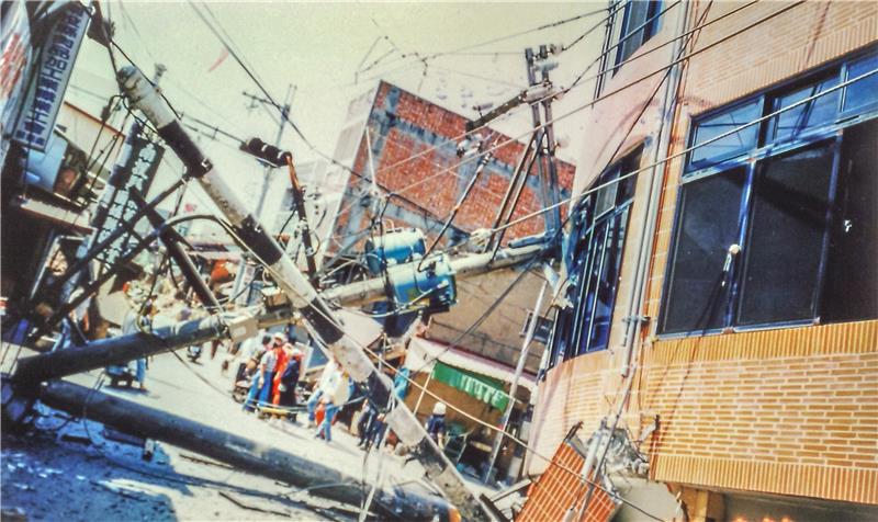 921大地震當年造成649萬戶天災停電，圖為南投地區電桿與民宅倒成一片。