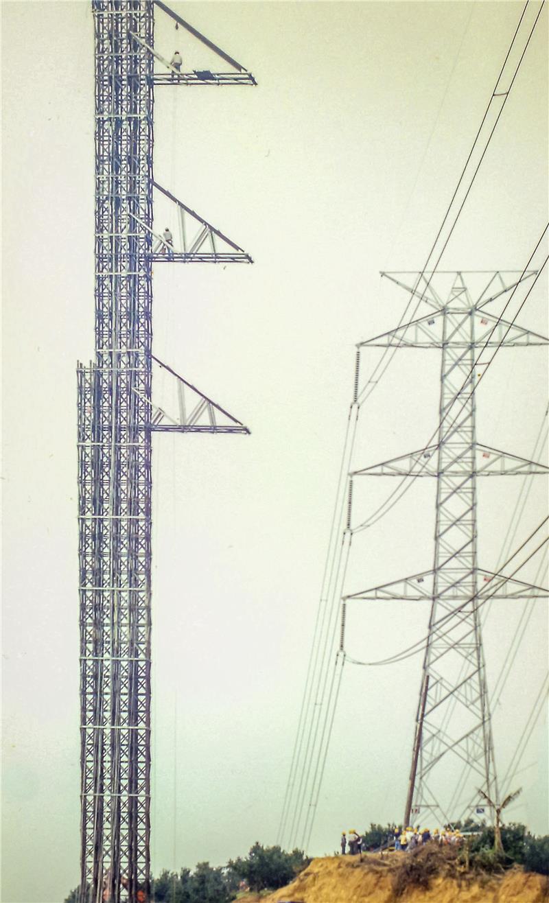 台電於921地震後，全力搶修復電，圖為搭建臨時輸電鐵塔。