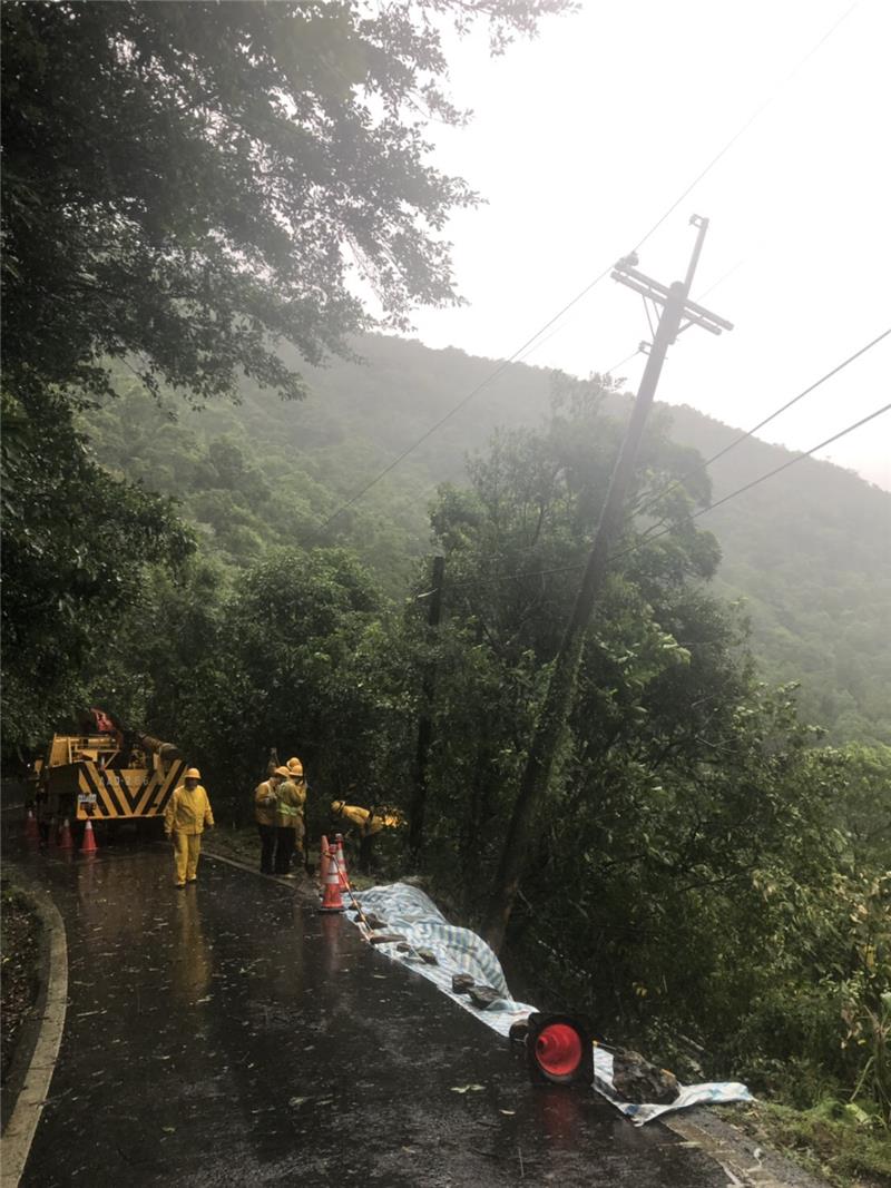 圖說：新北市坪林區電線桿桿基流失，風雨中台電派出工程車及人員緊急施作建桿搶修。