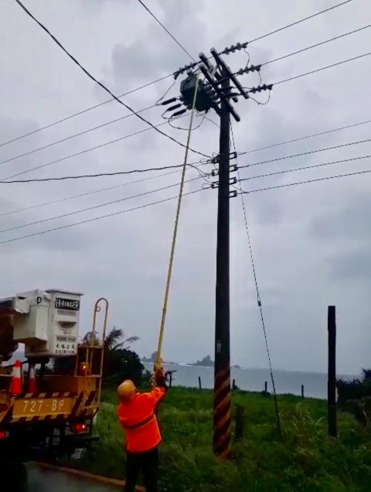圖說：米塔颱風造成離島蘭嶼部分地區停電，台電緊急動員搶修復電