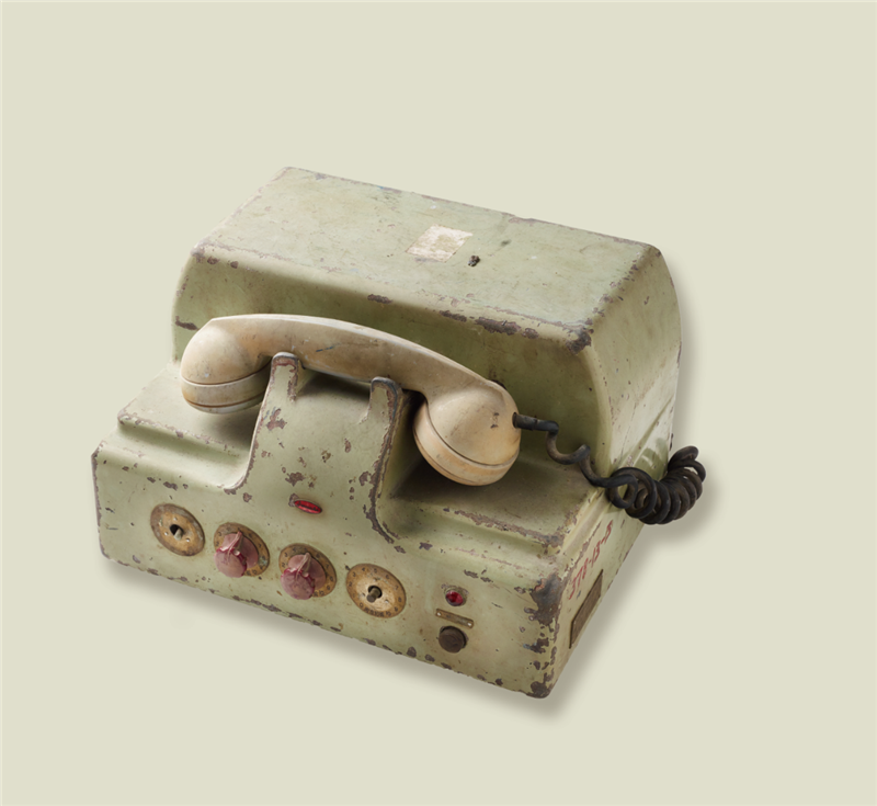 由岩崎通信機株式會社製造的67歲銅製電話機組，是舊時水力電廠內部聯繫用的電話， 使用交流電響鈴，因此每通來電都能在指尖「來電」