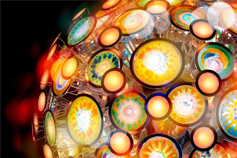 《仙泡兒》柱頭由彩色窯燒玻璃組成直徑5.5公尺的發光球體，並在內部安裝溫度感測儀器，根據不同溫度可由LED燈發出藍、綠、青、黃、橘、紅、紫等七種顏色光彩