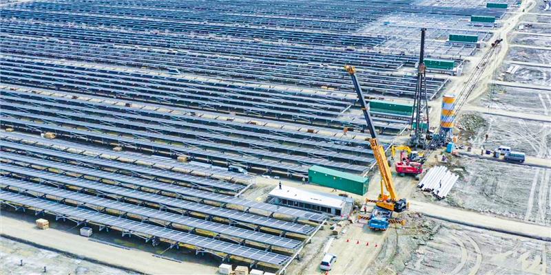 台電台南太陽光電場裝置容量達150MW(15萬瓩)，預計今年8月底前全數併網，將可年發2億度綠電，提供超過5.5萬戶家庭年用電量