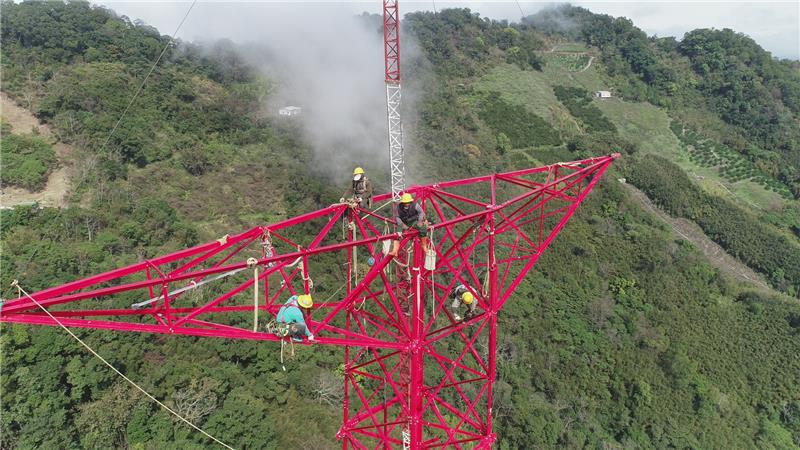 通霄345kV超高壓線路全線共興建65座超高壓鐵塔，圖為輸電線路裝修員正進行鐵塔裝建作業。