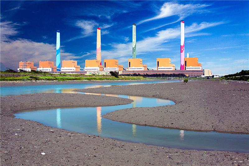 台中電廠自今(109)年10月1日正式執行「擴大自主減煤方案」，空污季期間不但限制全廠運轉機組數，甚至進一步限制實際發電量。