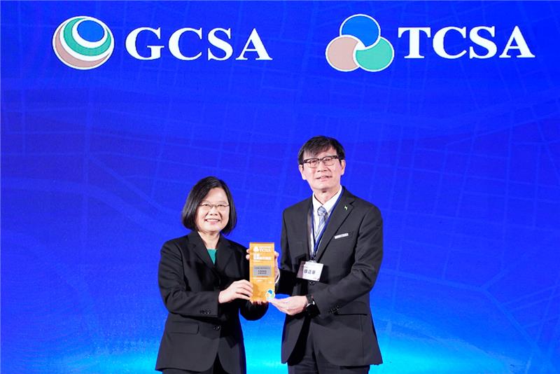 被譽為台灣企業永續奧斯卡的「2020台灣企業永續獎」今日頒獎，台電獲得「台灣TOP50永續企業獎」肯定，副總徐造華代表接下總統蔡英文頒發的獎座。