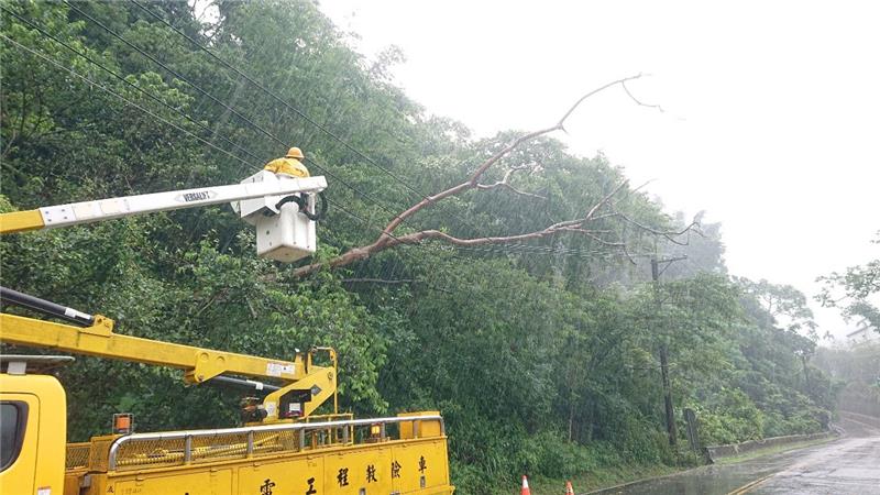 圖說：嘉義地區樹木壓倒高壓線，風雨中台電派出工程車及人員緊急搶修復電