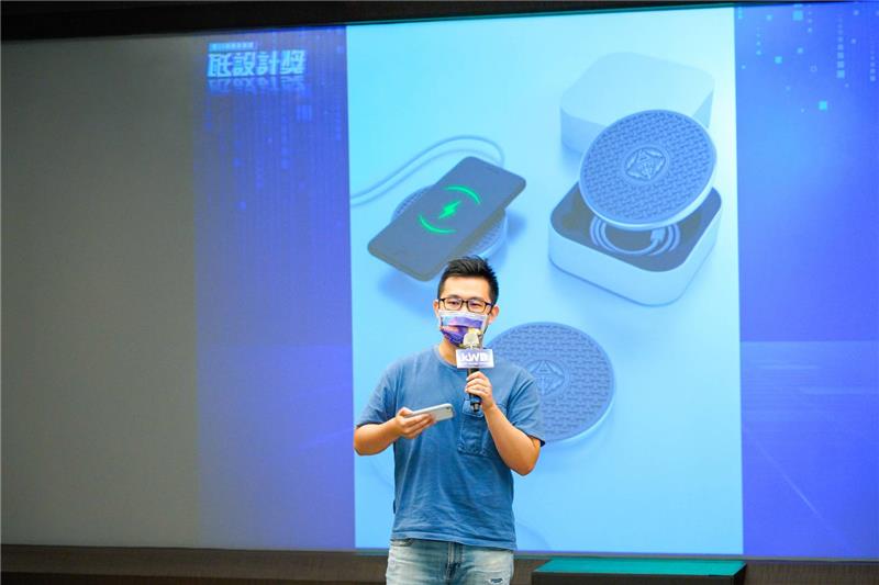 去年創意品設計首獎作品-「台灣充電第一平台－台電盤」大受好評，將規劃實體量產，作者劉宸光感動地說，當設計能被進一步商品化就是他最大的肯定。