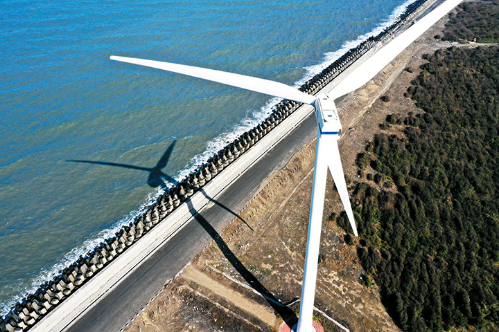 圖說：臺灣海峽是極佳的風場廊道，巨大的風機迎風發電，機艙頂端有風向計與風速計可調整風機的運轉。(圖為台電「彰濱雙綠能」陸域風機)