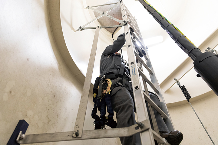 圖說：在風機內部高空作業，維修人員常需徒手爬上60、70公尺高的鋼製塔中，得全副武裝做好安全準備。