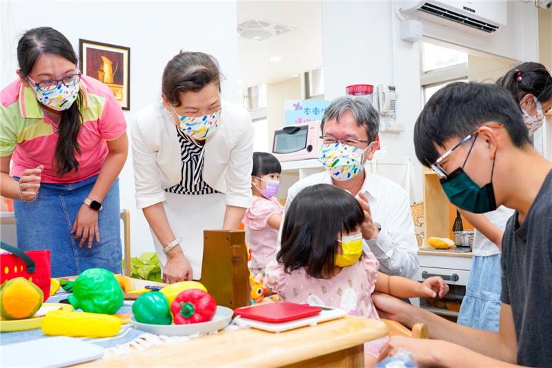 經濟部長王美花、台電總經理王耀庭與幼兒互動活潑自然。