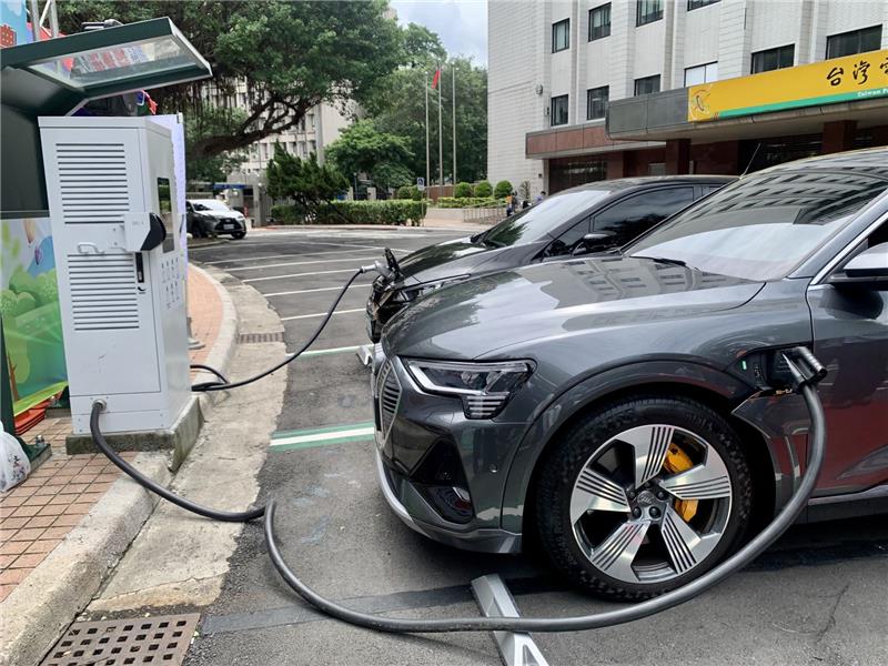 Taipower’s first electric vehicle smart charging demonstration facility on the main island of Taiwan began its operation today, and it was demonstrated by three electric vehicles including Tesla Model