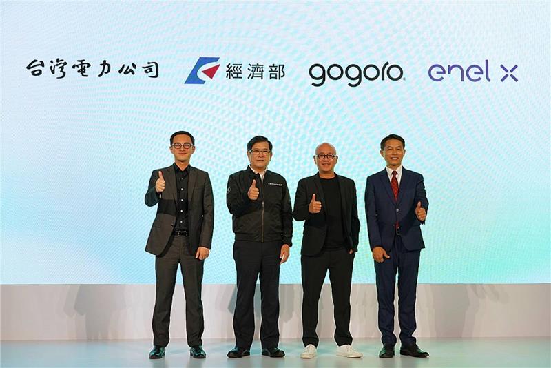 Pictured from left are Gogoro Network President Alan Pan, Taipower Chairman Yang, Wei-Fuu, CEO Horace Luke, and Enel X President Wei-Ting Chen.