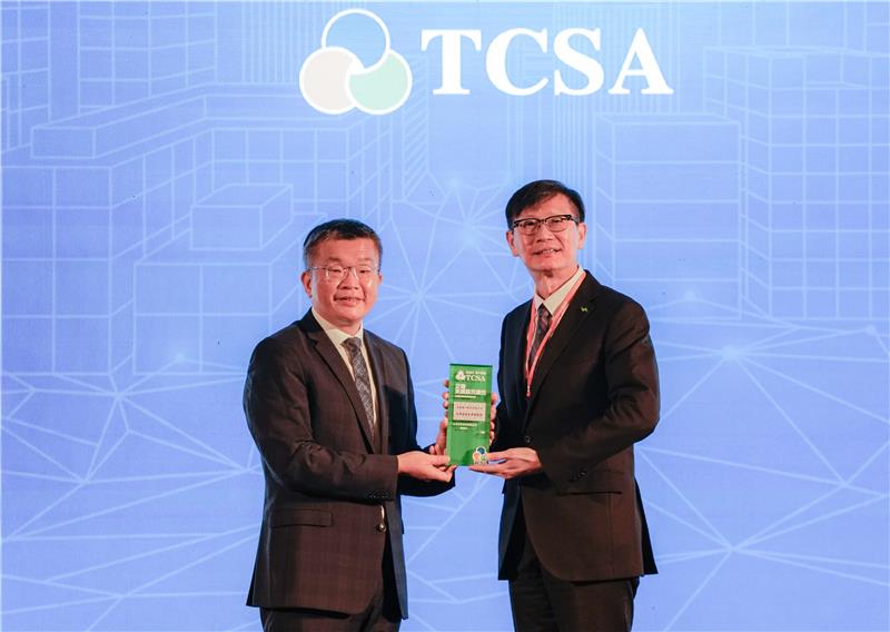  Taipower's Vice President Hsu, Tsao-Hua (right) received the award from Vice President of the Legislative Yuan Tsai, Chi-Chang (left).